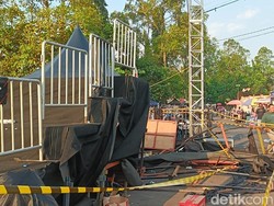 Penampakan Tribun Ambruk di GOR Satria Purwokerto Digaris Polisi