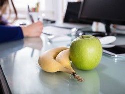 5 Buah yang Praktis Dibawa ke Kantor untuk Mengganjal Lapar