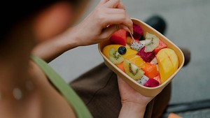 Sering Lapar di Tengah Aktivitas? Coba 5 Camilan Buah Praktis Ini