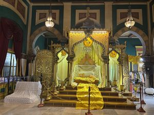 Makna di Balik Warna Kuning dan Hijau di Istana Maimun