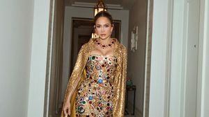 Gaya Mewah Jennifer Lopez di Show Dolce & Gabbana, Pakai Gaun Bertabur Kristal