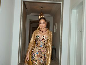 Gaya Mewah Jennifer Lopez di Show Dolce & Gabbana, Pakai Gaun Bertabur Kristal