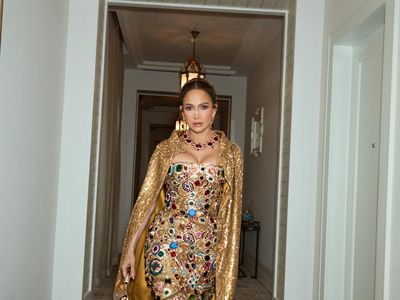 Gaya Mewah Jennifer Lopez di Show Dolce & Gabbana, Pakai Gaun Bertabur Kristal