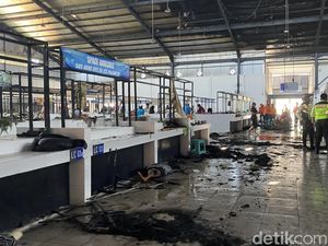 Pasar Modern BSB Semarang Terbakar Siang Ini