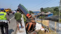 Laka Beruntun di Brebes, Truk Terjun dari Flyover Kretek Usai Diseruduk Truk