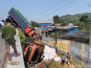 Laka Beruntun di Brebes, Truk Terjun dari Flyover Kretek Usai Diseruduk Truk