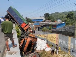 Laka Beruntun di Brebes, Truk Terjun dari Flyover Kretek Usai Diseruduk Truk