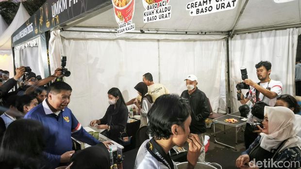 Ketua Steering Committee Piala Presiden 2026, Maruarar Sirait saat meninjau lapak UMKM di Jalak Harupat