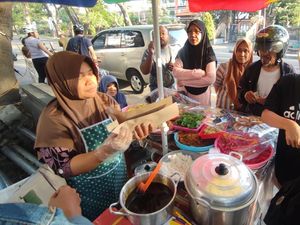 Laris Manis Kudapan Jaje Bali Khas Karangasem di Denpasar