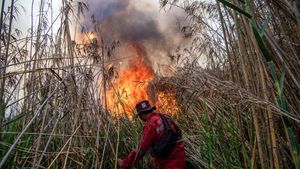 Manggala Agni dan Black Hawk Padamkan Karhutla di Ogan Ilir