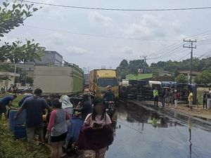 Lakalantas Beruntun di Jalintim Banyuasin, Tangki Angkut CPO Bocor ke Jalan