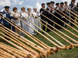 Tradisi Alphorn Bergema di Pegunungan Alpen Swiss