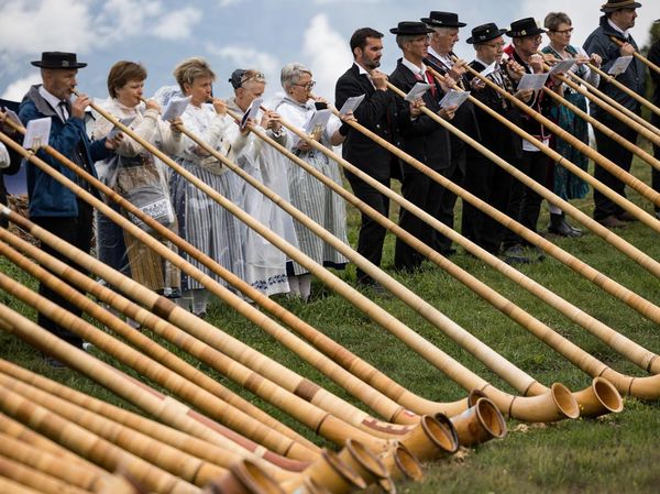 Tradisi Alphorn Bergema di Pegunungan Alpen Swiss