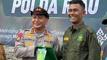 Hari Mangrove Sedunia, Yayasan Generasi Hijau Beri Penghargaan ke Kapolda Riau