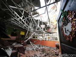 Atap Kelas SDN Sendangmulyo 3 Semarang Roboh Tertimpa Pohon Tumbang