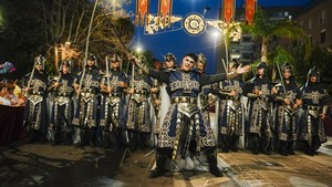 Atraksi Kostum Tradisional Meriahkan Festival Moors and Christians