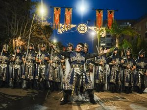 Atraksi Kostum Tradisional Meriahkan Festival Moors and Christians