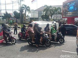 CR-V Terguling Usai Hantam 2 Mobil Parkir di Palembang, Sopir Diduga Mabuk