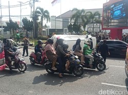 CR-V Terguling Usai Hantam 2 Mobil Parkir di Palembang, Sopir Diduga Mabuk
