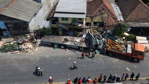 Detik-detik Evakuasi Truk Kecelakaan Beruntun yang Tewaskan 4 Orang
