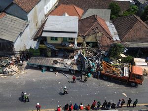 Detik-detik Evakuasi Truk Kecelakaan Beruntun yang Tewaskan 4 Orang