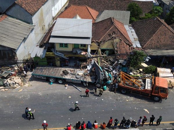Detik-detik Evakuasi Truk Kecelakaan Beruntun yang Tewaskan 4 Orang