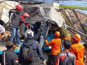 Sopir Truk Muat Kertas Seruduk Beberapa Rumah di Pasuruan Masih Terjepit