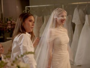 Emma Roberts Menikah, Pakai Gaun Pengantin Impian Seperti Hantu