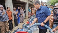 Senyum Warga Dapat Air Bersih, Ngaku Sudah 2 Bulan Mandi di Sungai Surut