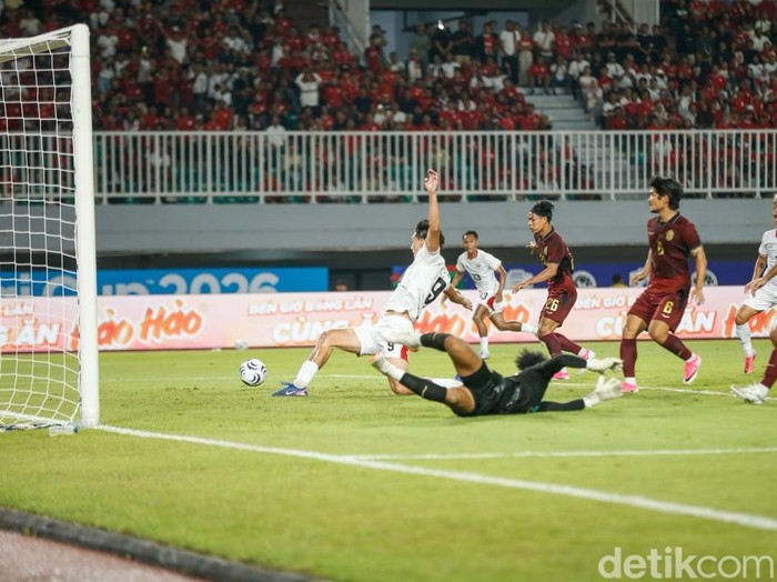 Indonesia menjamu Kamboja di Stadion Pakansari, Bogor, Senin (27/7/2026) malam WIB, pada laga Grup A Piala AFF 2026. Indonesia memimpin 3-0 atas Kamboja di babak pertama. Keunggulan timnas didapat dari dua gol Mitchell Baker dan satu gol Sandy Walsh.