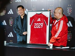 Presiden Director adidas Indonesia Benjamin Hendrajasa dan CEO Bali United Yabes Tanuri dalam seremoni pengumuman kerjasama di Bali United Training Center, Jumat (24/7). Bali United dikontrak adidas sampai 2029. (dok.adidas Indonesia)
