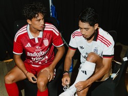 Para pemain Bali United tengah memakai jersey sebelum diperkenalkan di atas panggung. Bali United berharap bisa lebih mendunia namanya dengan kerjasama ini. (dok.adidas Indonesia)