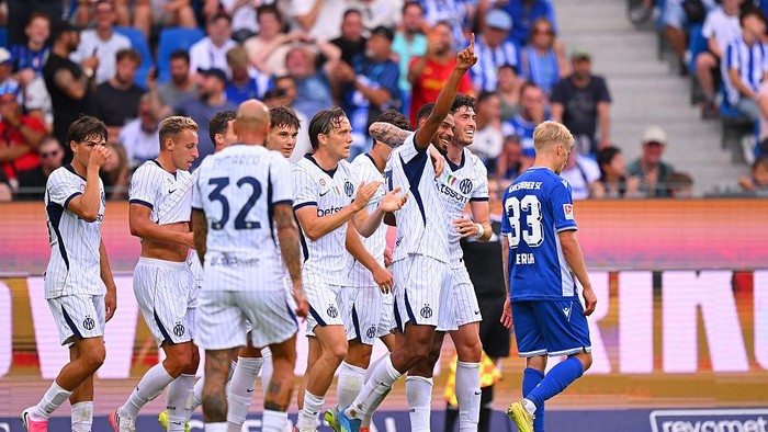 Inter Milan kalahkan Karlsruher 2-1. 