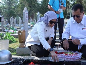 Ziarah Awali HUT Ke-67 KemenPAN-RB, Rini Kenang Jasa 2 Mantan Menteri