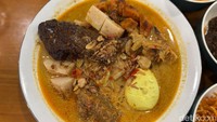 Serasa Makan di Rumah Nenek! Di Sini Ada Ketupat Campur dengan Resep Keluarga