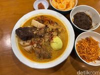 Ketupat Campur Oma Frieda: Sedapnya Ketupat pakai Ayam Kluwek dari Resep 90 Tahun