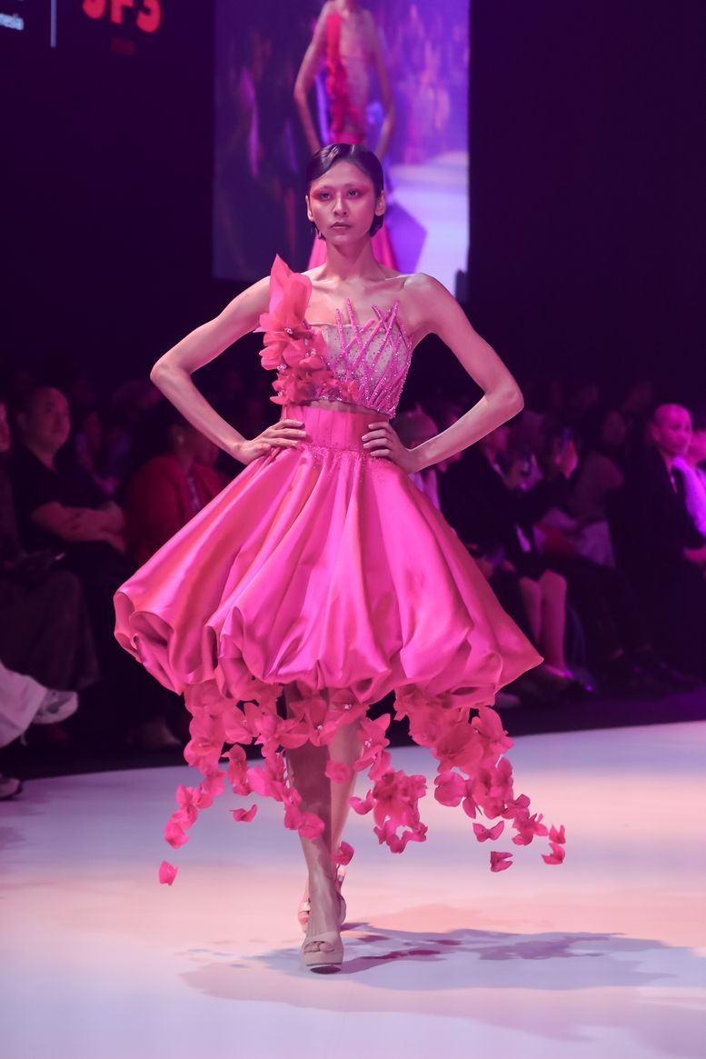 Koleksi Billy Tjong "FUCHSIA &ndash; A Journey of Growth"