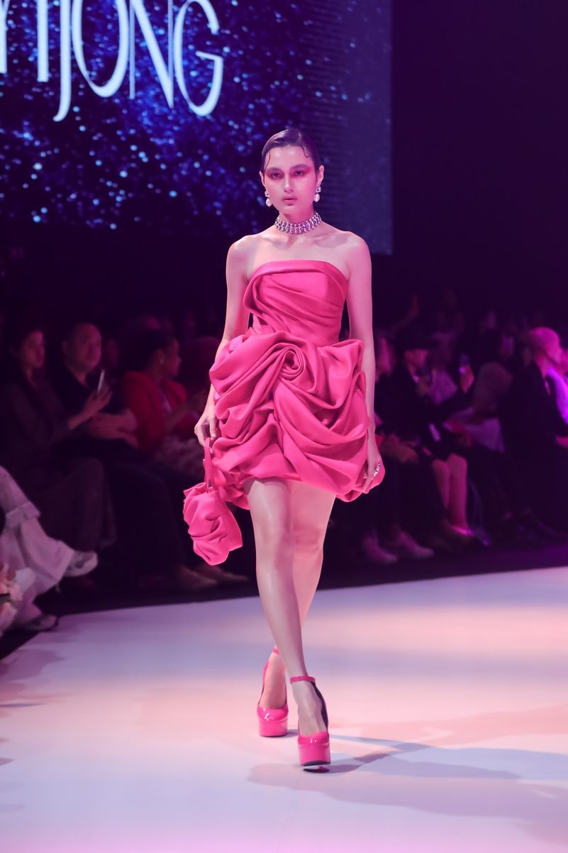 Koleksi Billy Tjong "FUCHSIA &ndash; A Journey of Growth"
