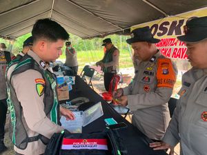 Kualitas Udara Memburuk, Polda Kalteng Bagi 400 Masker KN95-Oksigen Portabel