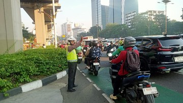 Senin Pagi, Lalin di Jl MT Haryono Arah Pancoran Macet
