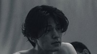 Foto Shirtless Lee Dong Wook di A Shop for Killers 2 yang Bikin Meleleh