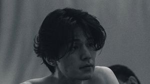 Foto Shirtless Lee Dong Wook di A Shop for Killers 2 yang Bikin Meleleh