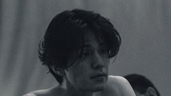 Foto Shirtless Lee Dong Wook di A Shop for Killers 2 yang Bikin Meleleh