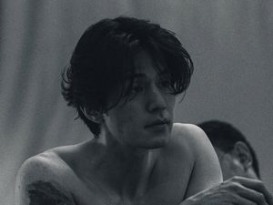 Foto Shirtless Lee Dong Wook di A Shop for Killers 2 yang Bikin Meleleh