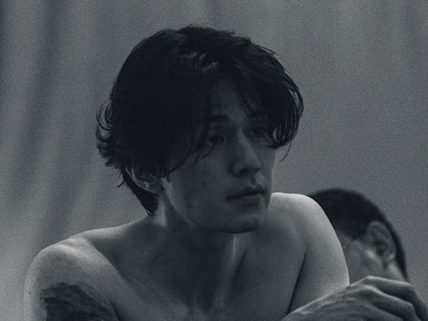Foto Shirtless Lee Dong Wook di A Shop for Killers 2 yang Bikin Meleleh