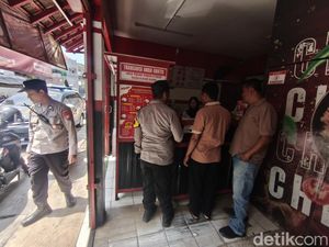 Gangster Bawa Sajam Kejar Korban-Jebol Atap Gerai Ayam Geprek di Sidoarjo