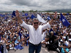 Mantan Presiden Honduras Kembali ke Negaranya Usai Diampuni Trump
