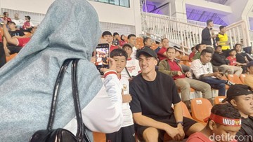 Duduk di Tribune Umum, Mauro Ziljstra Diserbu Permintaan Foto