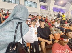 Duduk di Tribune Umum, Mauro Ziljstra Diserbu Permintaan Foto