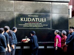 Megawati Tabur Bunga di Monumen Kudatuli, Berdoa untuk Para Korban